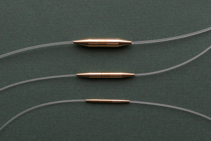 Seeknit Cord Joints verbonden met twee breikabels, gebruikt om een langere kabel te maken voor breiprojecten.