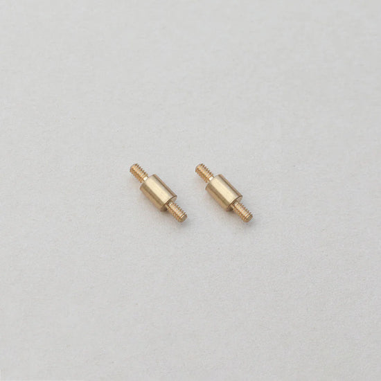 Close-up van de Seeknit Cord Joints met fijne schroefdraad, gemaakt van duurzaam metaal voor het koppelen van breikabels.