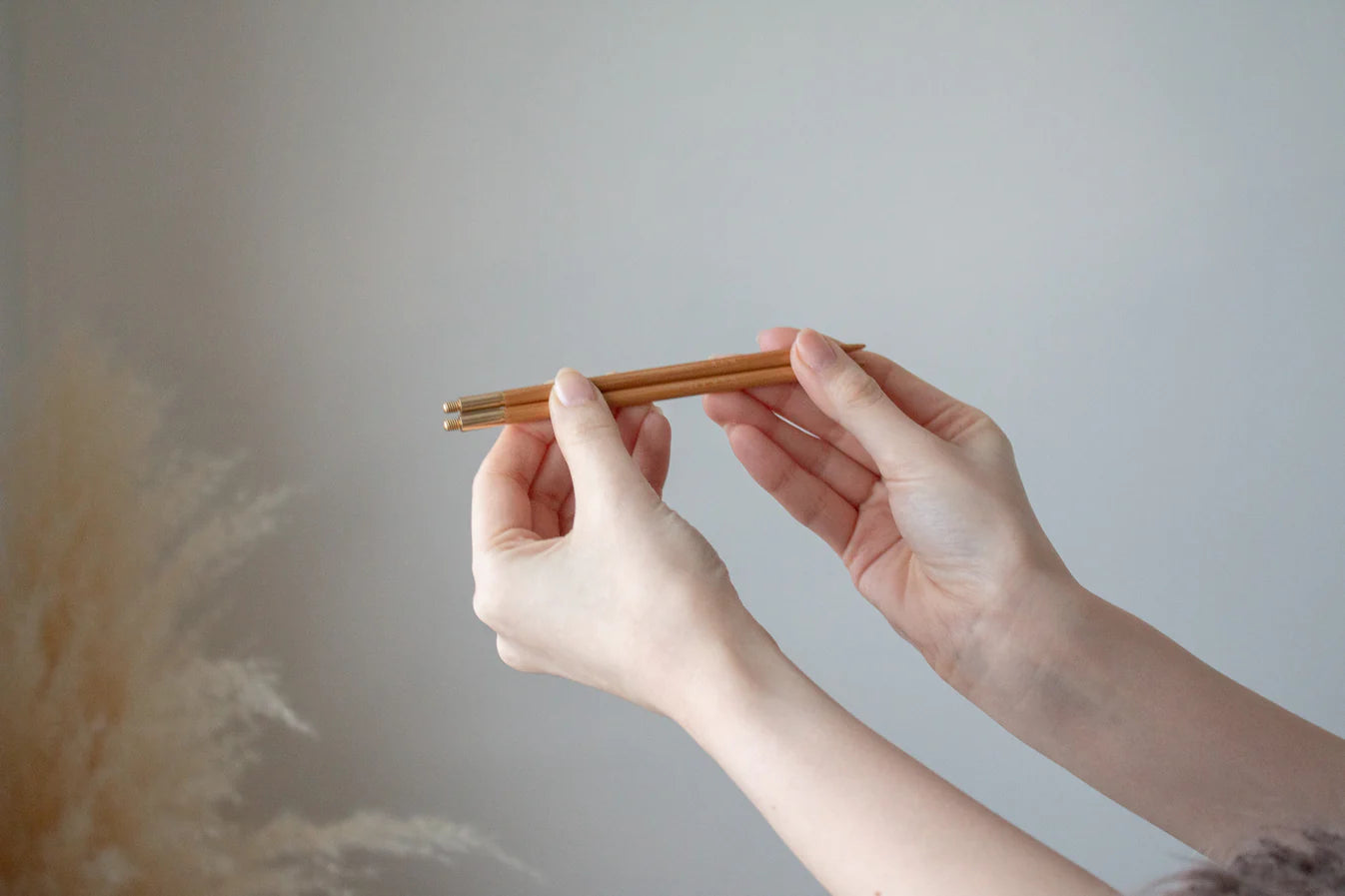 Close-up van Seeknit bamboe verwisselbare breinaaldpunten met gladde afwerking en messing uiteinden, comfortabel in de hand.