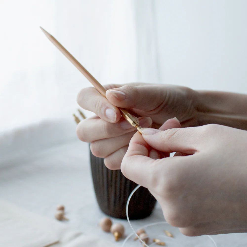 Breister bevestigt een Seeknit bamboe breinaaldpunt aan een kabel. De messing schroef zorgt voor een stevige en soepele verbinding.