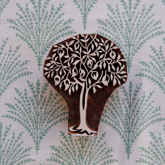 Handgesneden houten stempel van The Blockprint Tree met een boomontwerp, geschikt voor textiel en papier.