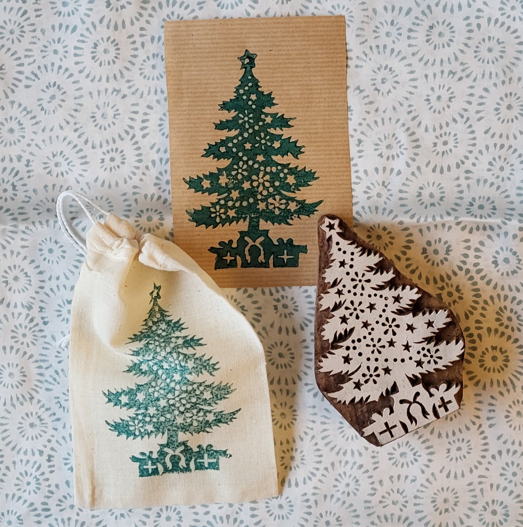 Houten stempel met kerstboom van The Blockprint Tree, perfect voor feestelijke prints op papier en stof.