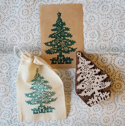Houten stempel met kerstboom van The Blockprint Tree, perfect voor feestelijke prints op papier en stof.