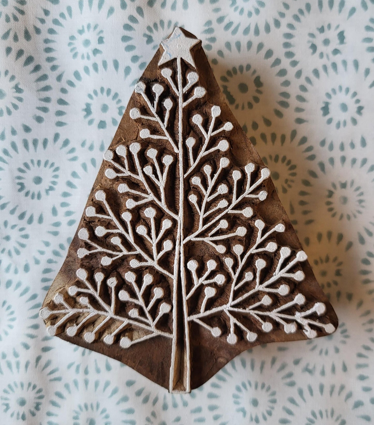 Houten stempel van The Blockprint Tree met kerstboomontwerp, gebruikt voor creatieve afdrukken.