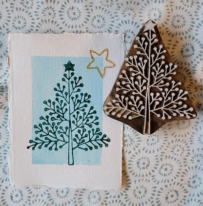 Gedetailleerde houten stempel met kerstboommotief van The Blockprint Tree, duurzaam handgemaakt.