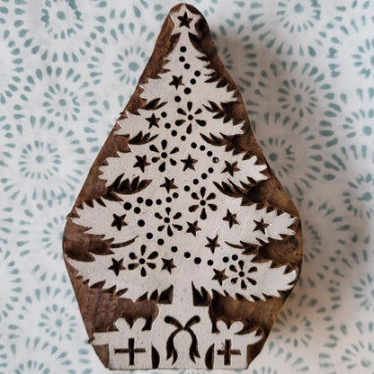 Ambachtelijke houten stempel met kerstboom en cadeautjes, handgemaakt door The Blockprint Tree.