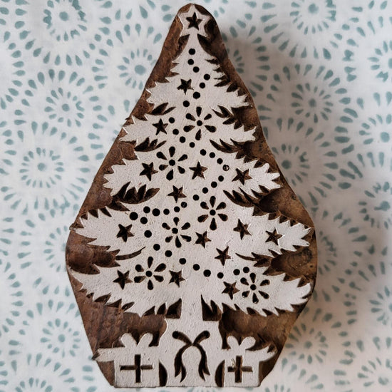 Ambachtelijke houten stempel met kerstboom en cadeautjes, handgemaakt door The Blockprint Tree.