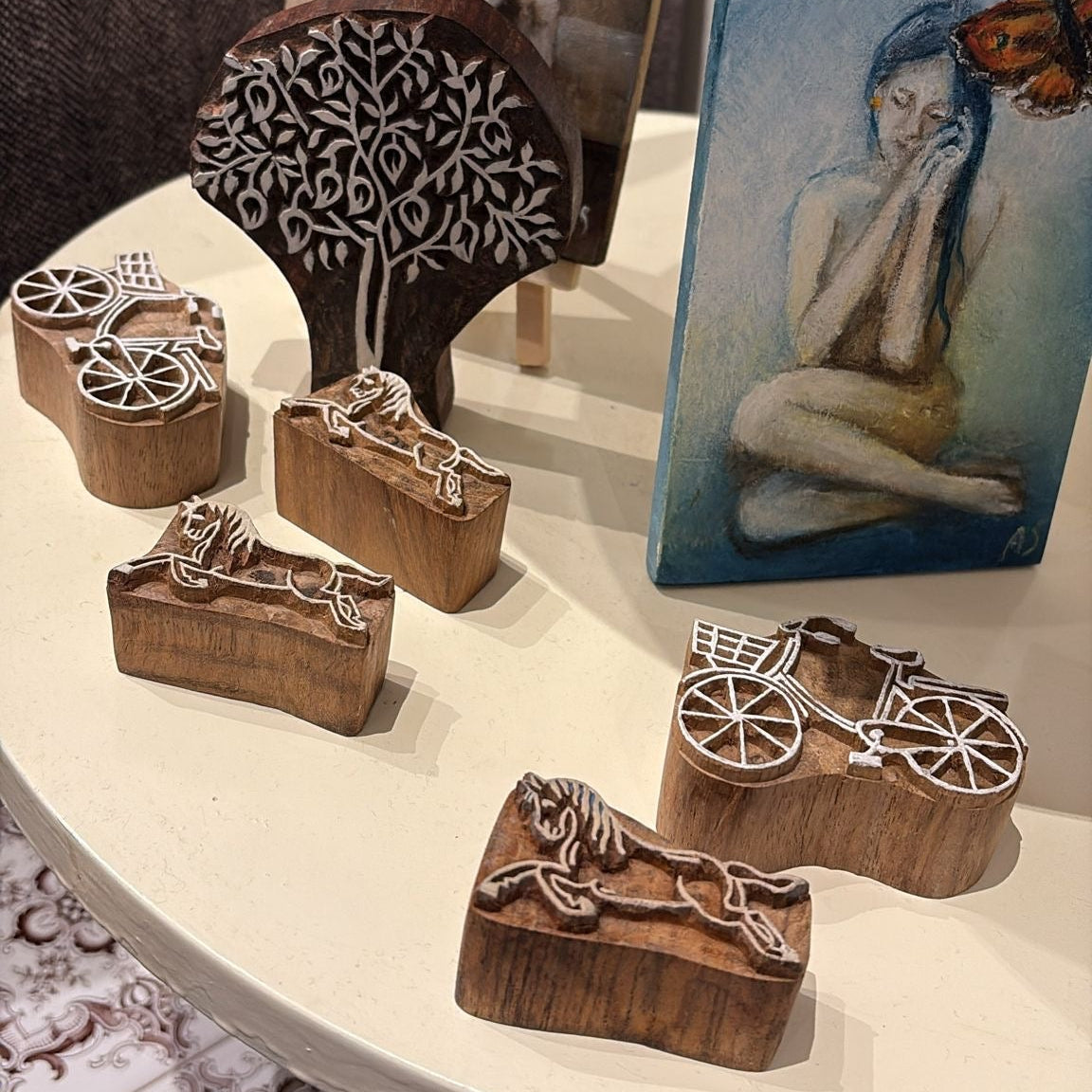 Houten stempel van The Blockprint Tree met een galopperend paard, handgesneden uit duurzaam hout en mooi gepresenteerd als decoratie.