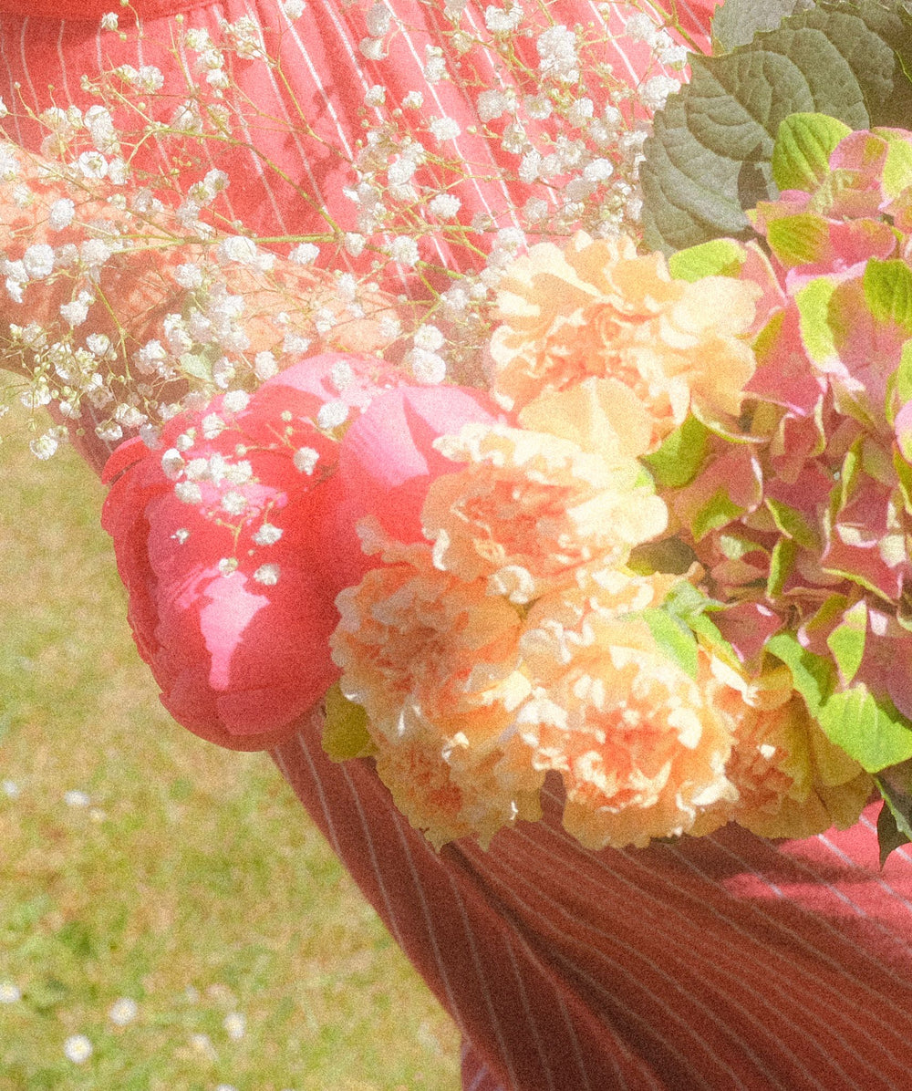Zomerboeket met pioenrozen en veldbloemen — natuurlijke inspiratie achter de sfeer van wolwinkel Ons Lykke.
