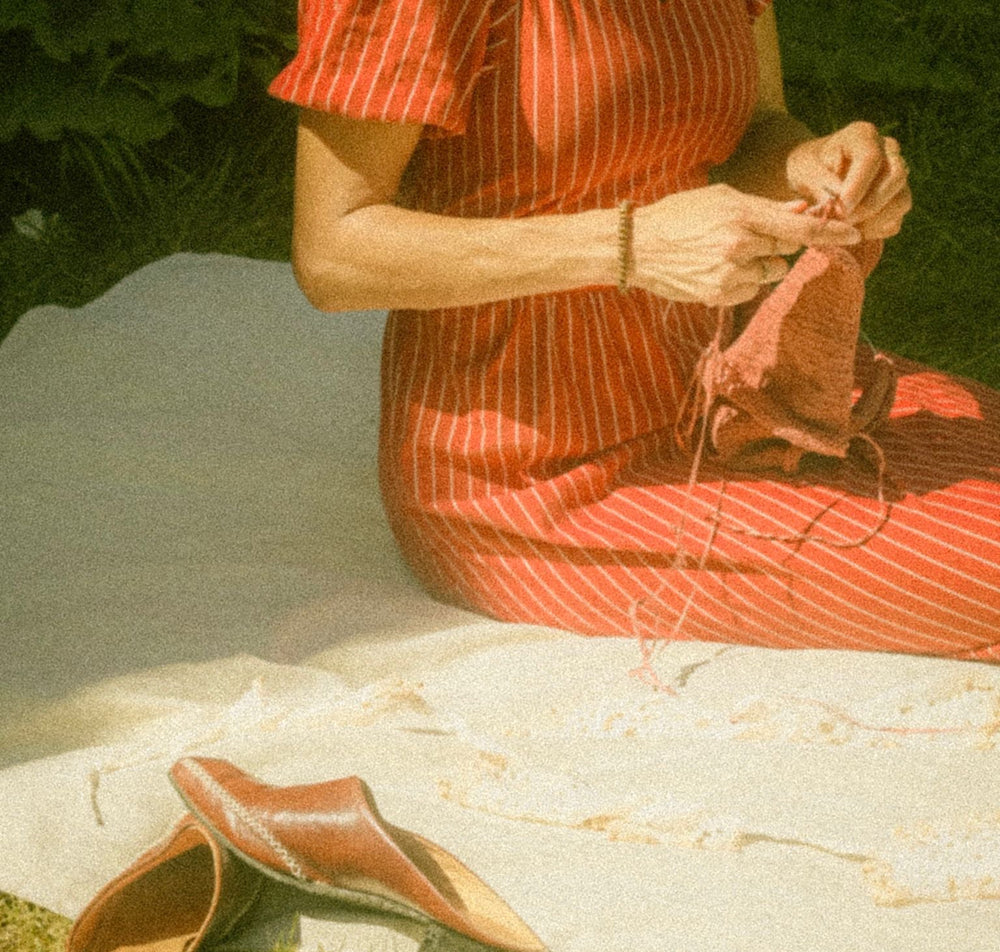 Rustig breimoment in de tuin met garen van Ons Lykke, de wolwinkel in Zutphen die staat voor creativiteit en vertraging.