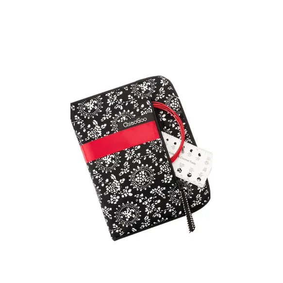 Gesloten ChiaoGoo TWIST 5” breinaaldenset in zwart stoffen etui met rood lint en naaldenkaart.