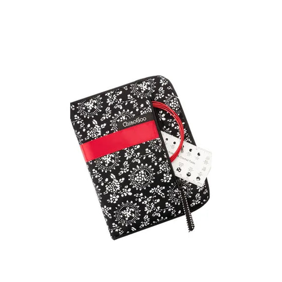 Gesloten ChiaoGoo TWIST 5” breinaaldenset in zwart stoffen etui met rood lint en naaldenkaart.