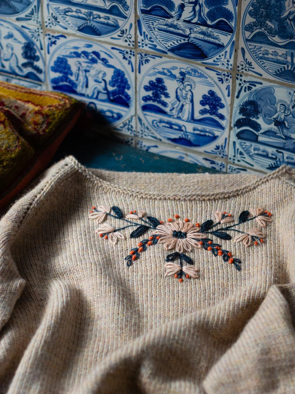 Zomerboeket met pioenrozen en veldbloemen — natuurlijke inspiratie achter de sfeer van wolwinkel Ons Lykke.