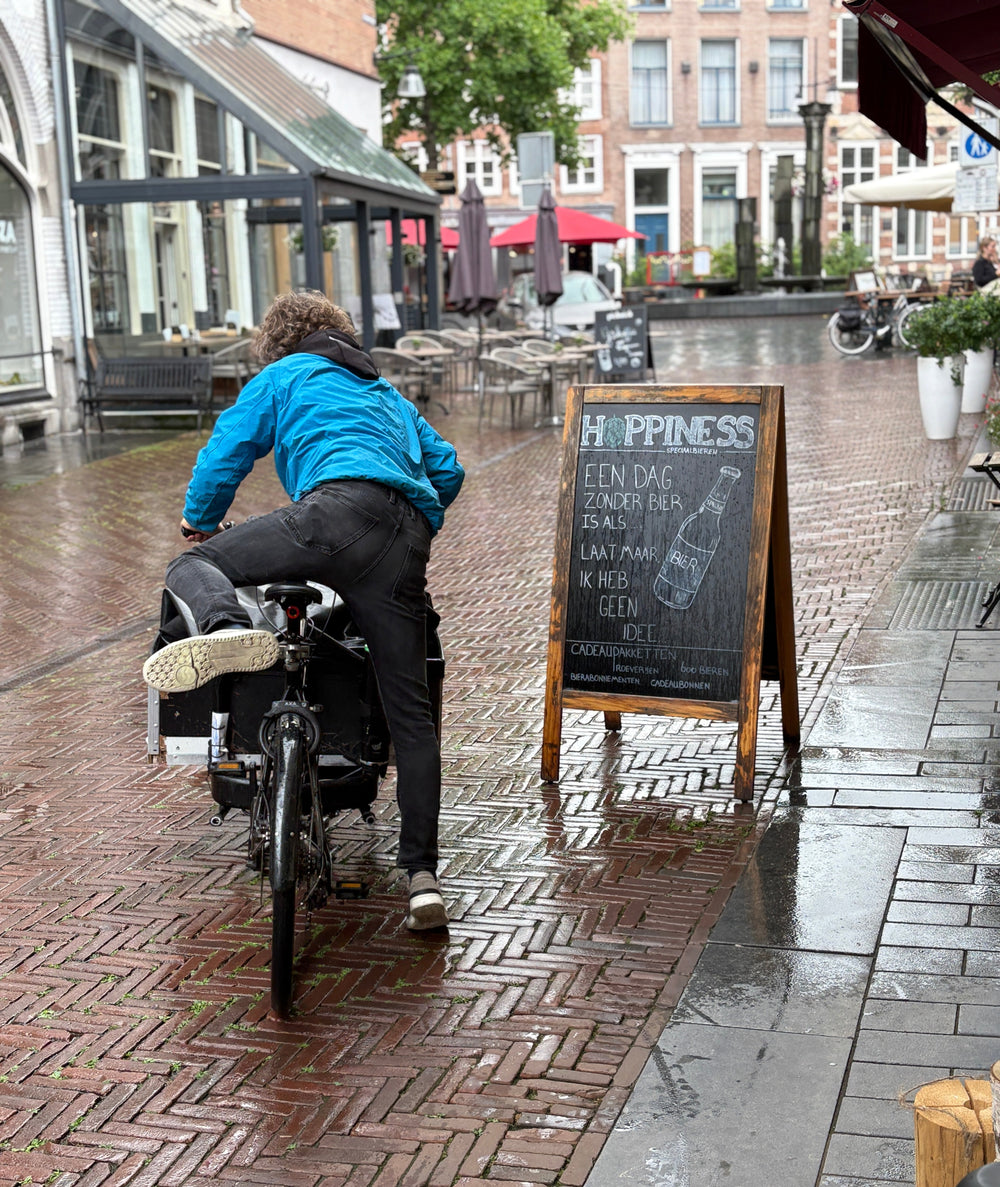 Fietskoerier vertrekt vanaf Ons Lykke in Zutphen, na het ophalen van pakketten voor milieubewuste levering in Nederland.