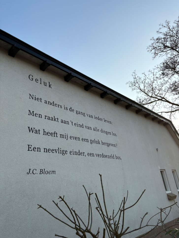Muurgedicht van J.C. Bloem over geluk, te zien in Zutphen nabij wolwinkel Ons Lykke — waar creativiteit en rust samenkomen.