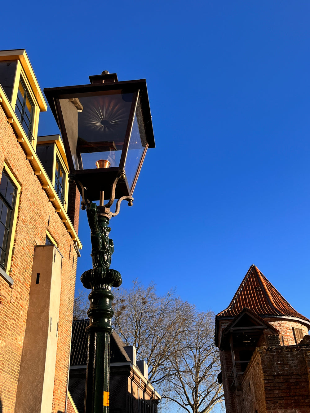 Authentieke straatlantaarn en historische panden in het centrum van Zutphen, waar ook wolwinkel Ons Lykke gevestigd is.